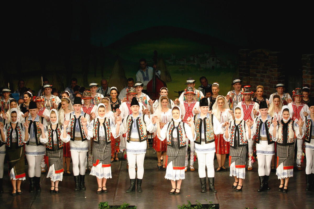 Top 10 cântăreți de muzică populară din România